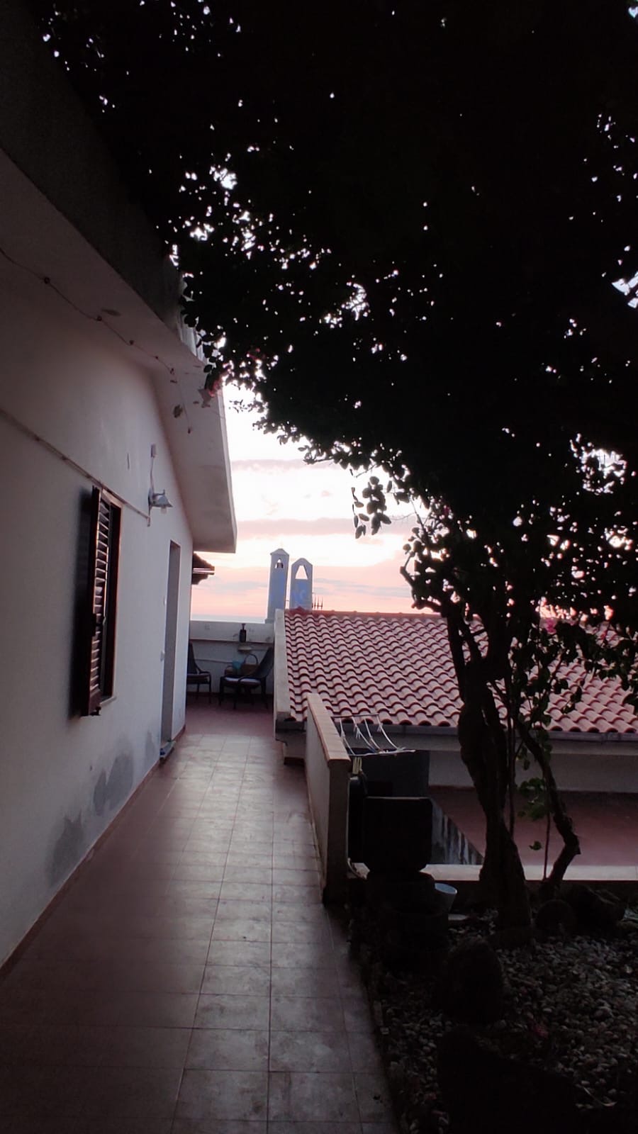 Passaggio esterno della villa con vista sul mare