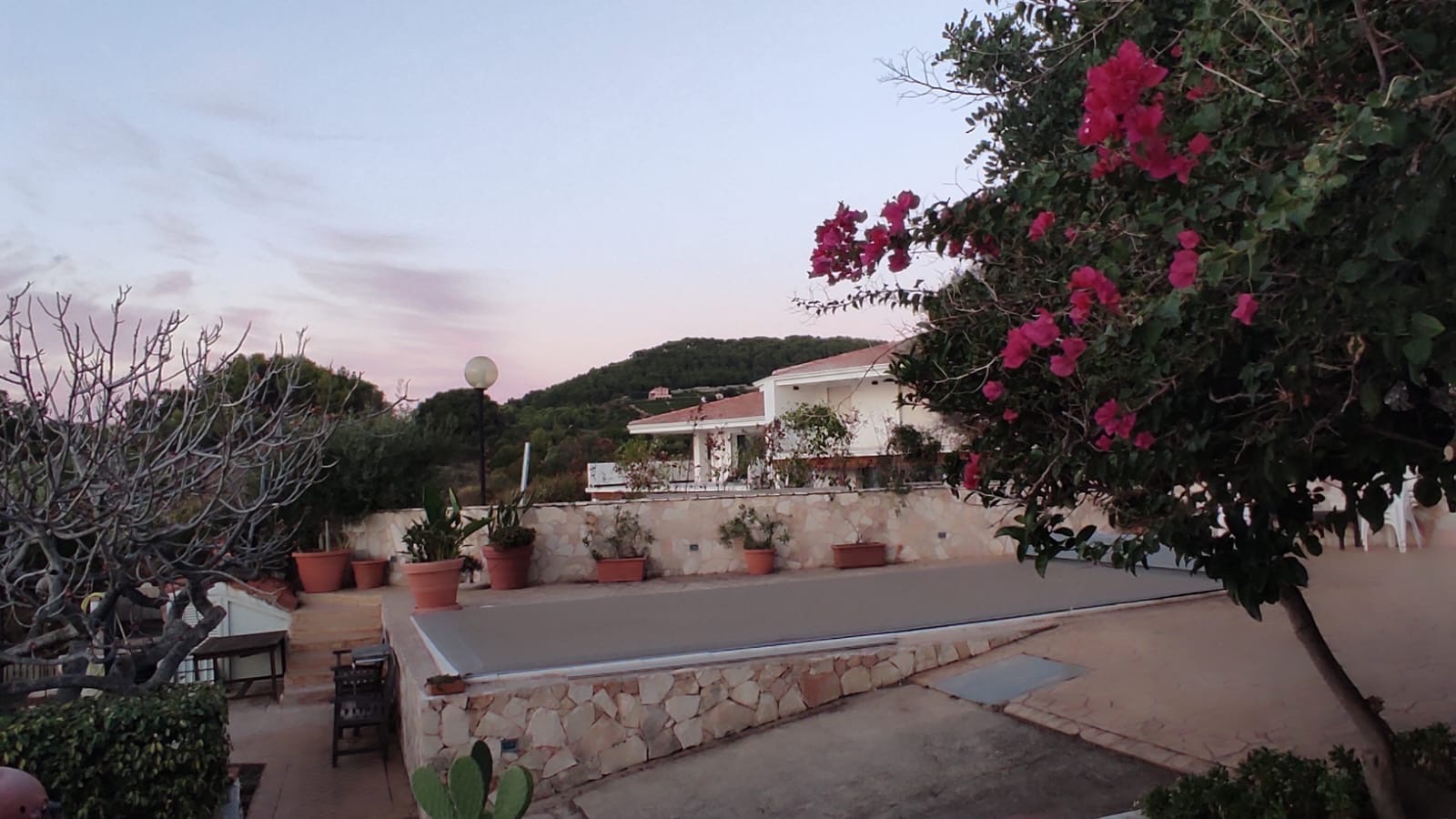 La zona piscina e il giardino della villa di Turas