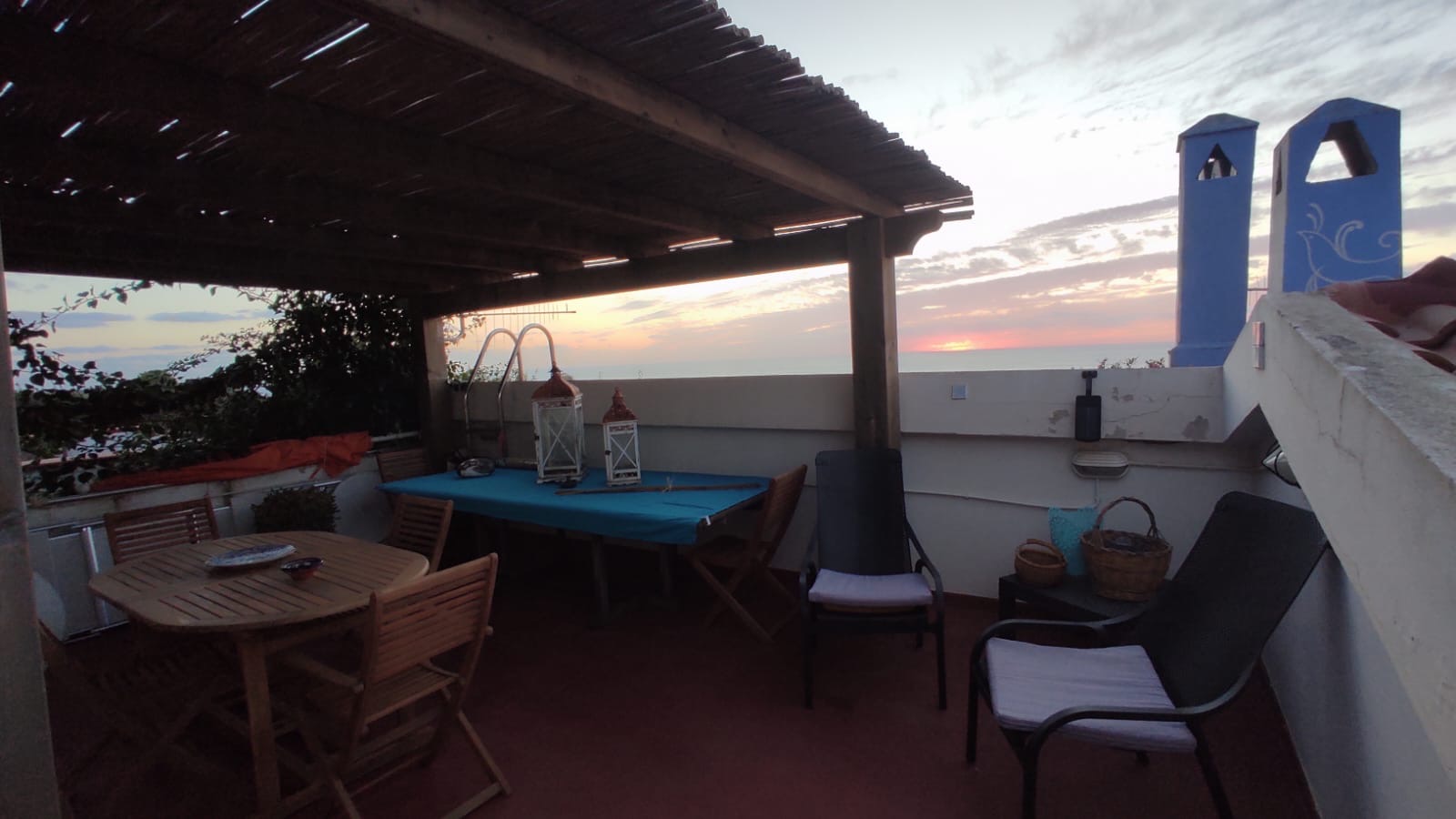 Terrazza della villa di Turas affacciata sul mare al tramonto