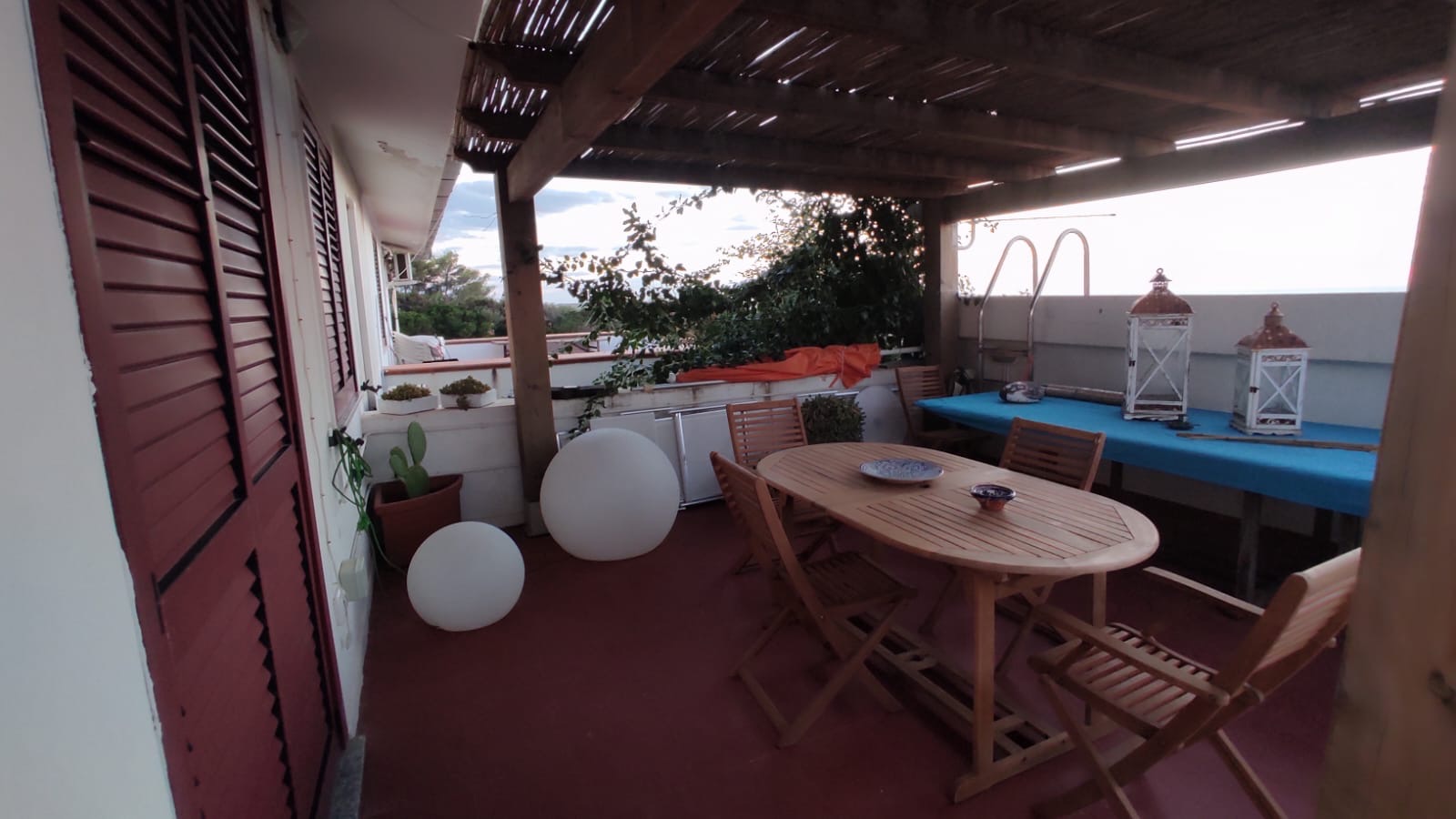 La terrazza della villa di Turas riordinata e arredata